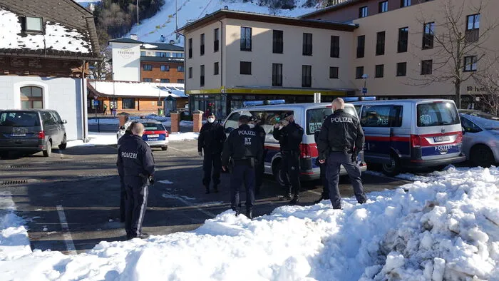 Zuerst die Einsatzbesprechung der Kommandanten in der Polizeiinspektion, die Gruppenleiter informieren dann ihre Leute, hier am Parkplatz davor