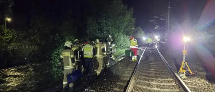 Zwei Burschen wurden auf den Gleisen von einem Zug erfasst (Archivbild)