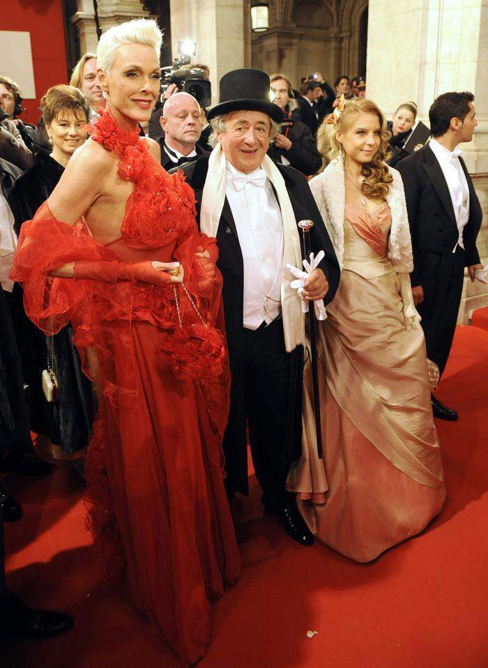 Beim Opernball 2012 trug Hollywoodstar Brigitte Nielsen eine handgefertigte Robe des Labels "Andrea M"