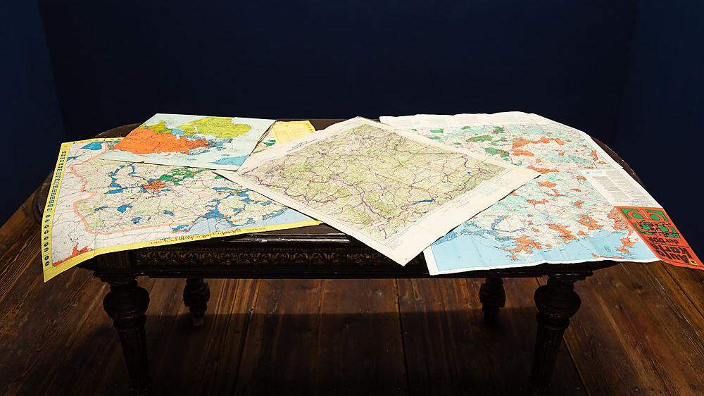 Die vom Künstler überarbeiteten Landkarten auf &quot;Der Schreibtisch des Generals&quot;