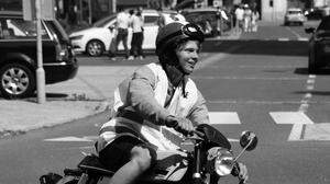 Lächelnd auf einem Moped: So kannte man Lorenz Schrunner