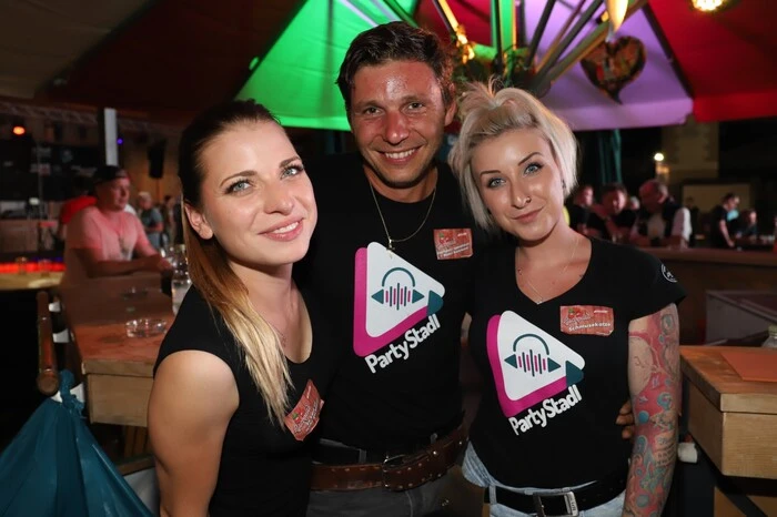 Michaela Steinkellner, Florian Meier und Melanie Scheiner sorgen dafür, dass im "Party Village" im Spielberger Ortsteil Flatschach niemand vor leeren Gläsern sitzen muss.