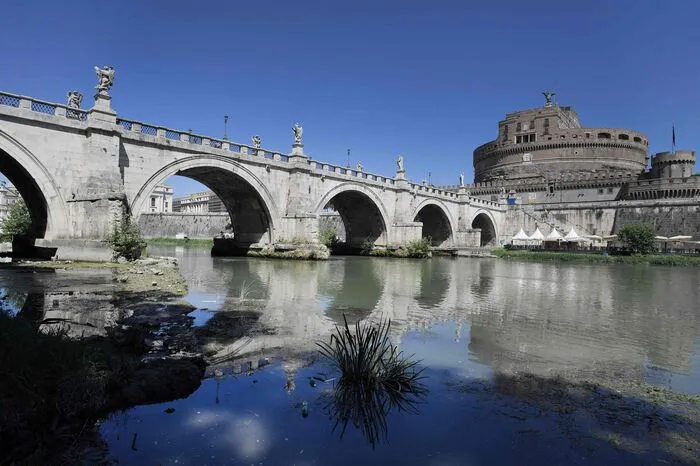 In Rom ließ der Tiber-Tiefstand eine alte Nero-Brücke zum Vorschein kommen - nur bei selten niedrigen Flusspegeln tauchen die Überreste wieder auf.