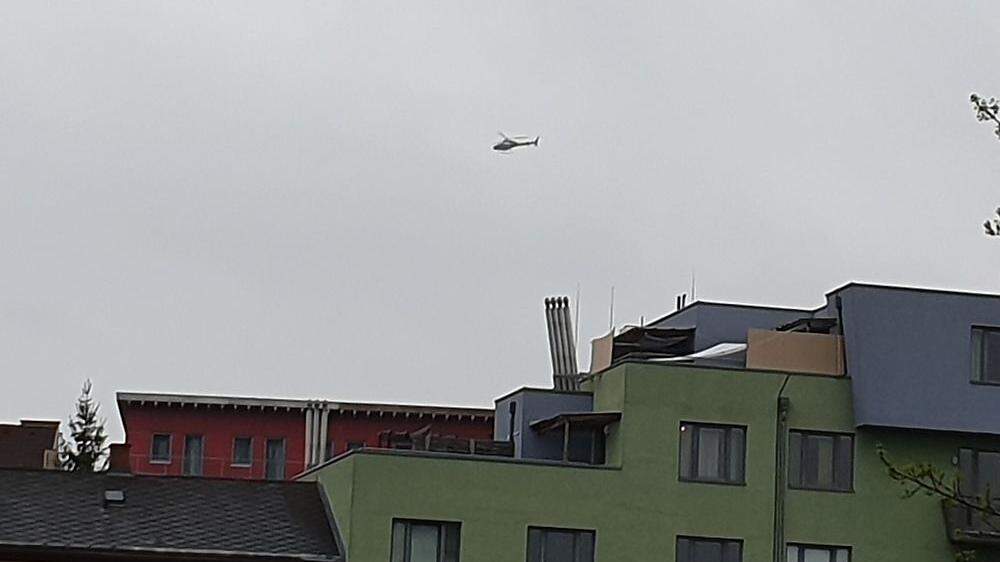 Der Hubschrauber über den Grazer Dächern