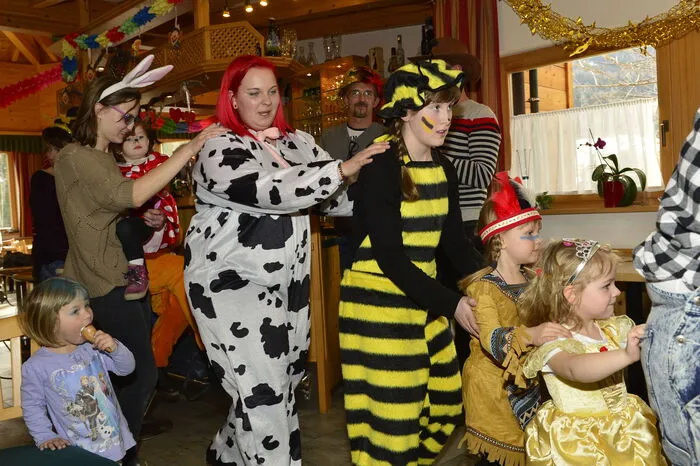 Beim Gasthaus Kirchmoar in St. Blasen wurde zum Kinder-Maskenball geladen.