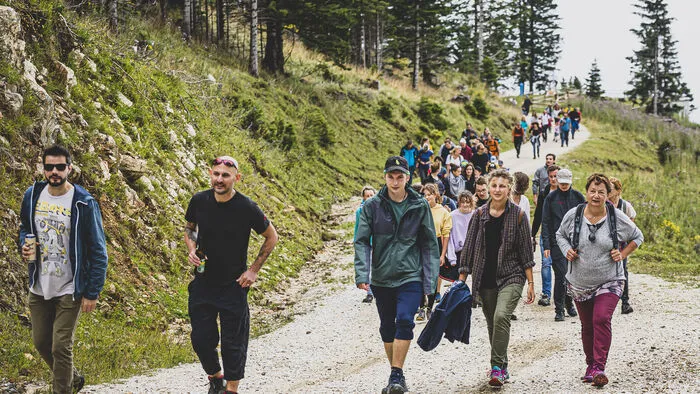 Rund 100 Teilnehmer wanderten bei der "Fuzzstock-Wanderung" am Klippitztörl mit "Fuzzman" am Samstag vom Alpengasthof Hochegger zur Hohenwarthütte.