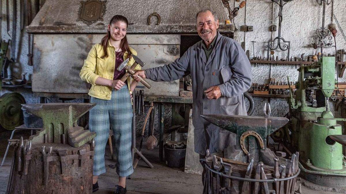 Opa Adolf (Huf- und Wagenschmied) und Enkelin Anna in der Dorfschmiede