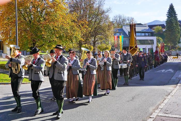 Traditionelle Kranzniederlegung in Arriach