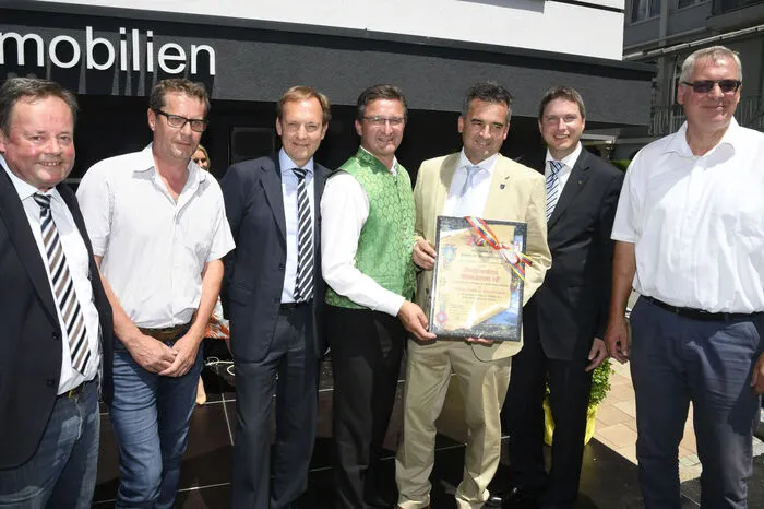 Das Führunsgteam der Raiffeisenbank Millstättersee mit den Bürgermeistern Wolfgang Klinar (Seeboden) und Johann Schuster (Millstatt).