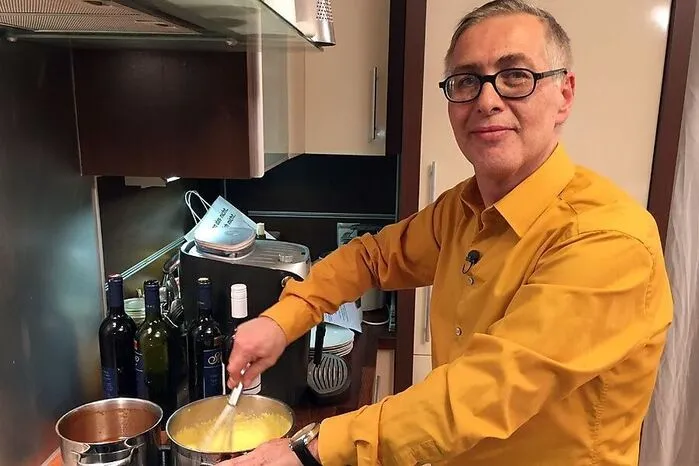 Am Dienstag kocht Horst zweierlei Lachsforelle auf Vogerlsalat mit Krenschaum und Grammeln als Vorspeise. Dem folgen Freiland-Kaninchen-Ragout mit Paradeiser, schwarzen Oliven, dunkler Schokolade auf cremigem Sterz und saisonalem Gemüse. Als Dessert gibt es Horsts Apfelkuchen mit Parfait aus Kürbiskern-Nougat mit Schlagobers, Krokant und Chilifäden.