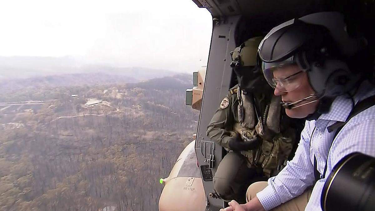 Premier Scott Morrison begutachtet den Schaden der Buschfeuer  in der Nähe von  Gospers Mountain, New South Wales