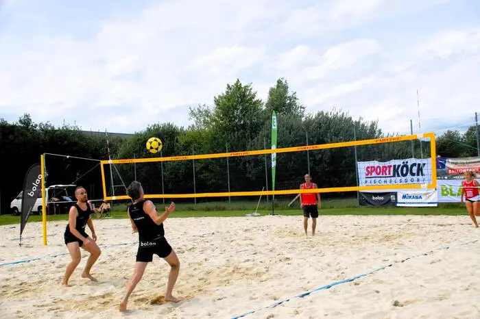 Die Sportart ist in den 1970er Jahren an den Stränden Rios entstanden, damals wurde das Fußballspielen am Strand verboten, so wichen die Spielerinnen und Spieler auf Beachvolleyball-Plätze aus und spielten dort mit den adaptierten Regeln weiter. 