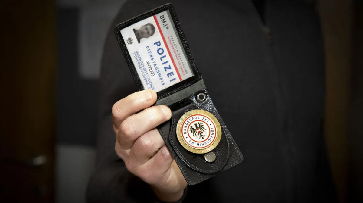 Beispielfoto eines Dienstausweises und einer Kriminaldienstkokarde