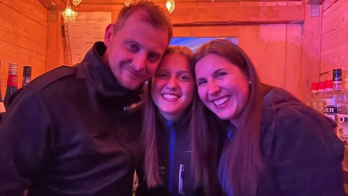 Die Partygäste Lukas Zmug, Marie Bischof und Kerstin Bischof (von links)