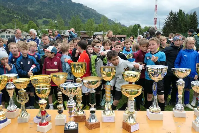 Alle Mannschaften durften einen Pokal mit nach Hause nehmen. Die Spieler der drei erfolgreichsten Teams erhielten zusätzlich eine Medaille. 