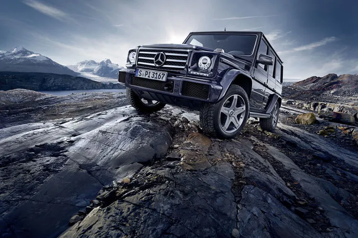 Bergführer. Selbst wenn diese Riesenkiste so gar nicht mehr in diese Zeit passen will: Der Mercedes G aus Graz steht einsam auf einem Sockel. Wollte man den Geländewagenklassiker schon einmal vor Jahren kippen, sorgt der kultige Allradler heute für volle Auftragsbücher: Seit die Chinesen Lust auf das Urgestein bekommen haben, geht die Post richtig ab.