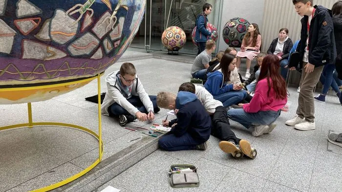 Die Schülerinnen und Schüler der 3C-Klasse des Brucker Gymnasiums besuchten nicht nur Hannelore Fassers Ausstellung, sondern griffen auch selbst zu Stift und Papier
