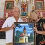 Eigentümerin Aurelia Steinbichler mit Hobby-Restaurator Oskar Sieders im renovierten Altarraum der Sturm-Kapelle