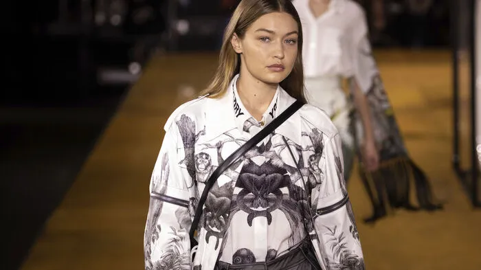 Schwarz und weiß dominieren den Laufsteg des britischen Traditions-Labels Burberry und holten Runway-Star Gigi Hadid für ihre Show nach London.