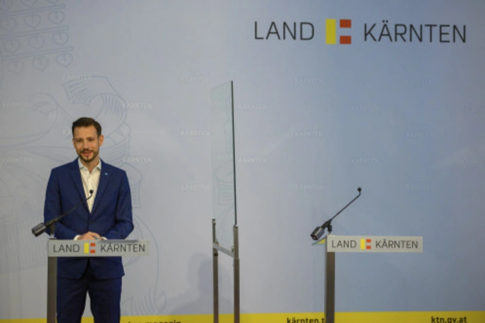 Wie kommt man in Kärnten zu einem Klimaticket? Dass die Antwort eine Zeit lang mit „gar nicht“ beantwortet werden musste, ist Sebastian Schuschnig (ÖVP) zuzuschreiben. Für Verkehrsberuhigung anderer Art sorgte eine von ihm initiierte Verschärfung des Kraftfahrzeuggesetzes, auf dessen Basis man zu laute Autos aus dem Verkehr ziehen kann. Nicht ganz klar ist seine Position als Tourismuslandesrat. Die von ihm selbst behauptete Affinität und Sachkunde taucht selten auf. Sein Standing in der Wirtschaft ist ausbaufähig.Genügend