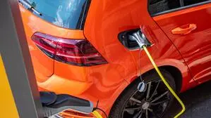 Wer sein E-Dienstauto privat nutzt, tut das aktuell steuerbefreit. 
