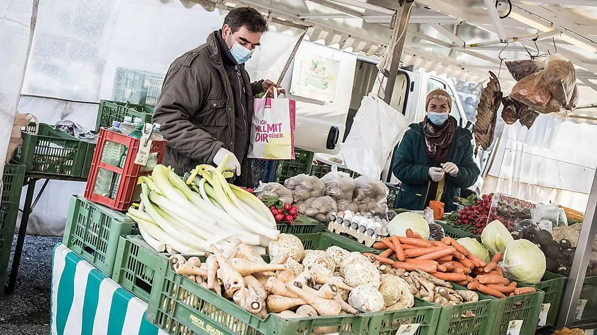 Mittwochs und samstags bieten die Fieranten ihre Produkte am Wochenmarkt an