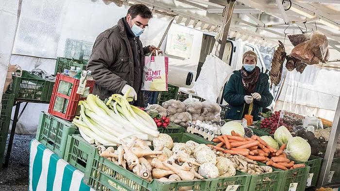 Mittwochs und samstags bieten die Fieranten ihre Produkte am Wochenmarkt an