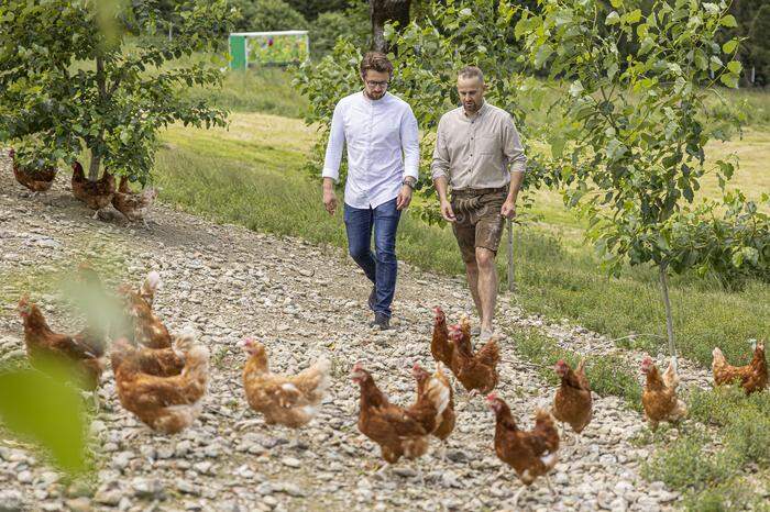 Kevin Granegger und Alexander Obereder philosophieren darüber, worauf es bei der Hühnerhaltung ankommt
