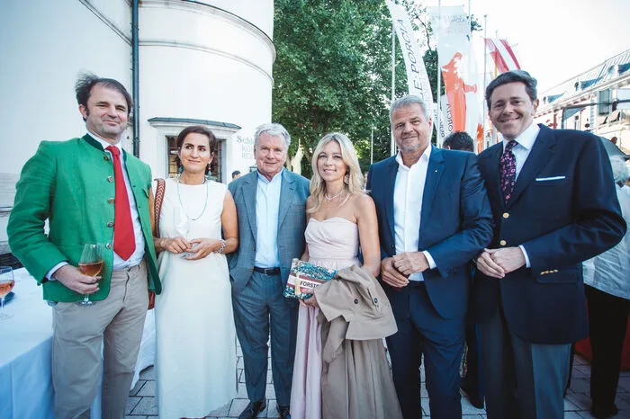 Leopold und Ute Goess im Austausch mit Hans Peter Haselsteiner, Evelyn und Gerhard Köfer sowie Harald Mahrer. 