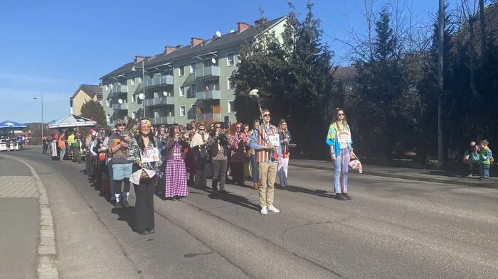 Der Umzug startete auch heuer wieder traditionell bei "Gady Family" in der Ungarnstraße 