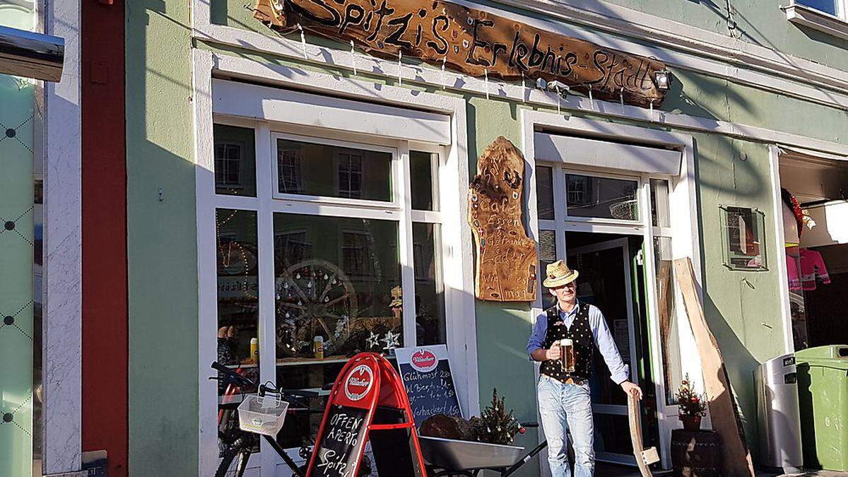 Die Holztafel war unpassend, mittlerweile ist Erich Spitzers Lokal &quot;oben ohne“