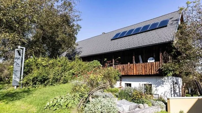Seitenansicht des Hauses mit Holzbalkon