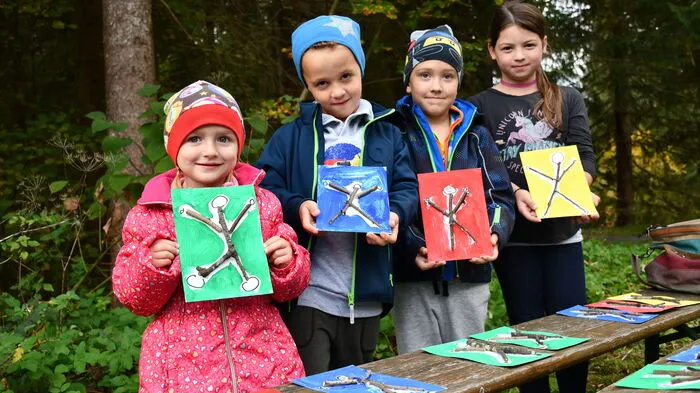 Im Rahmen eines Aktionstages betätigten sich Schüler des Kindergartens und der Volksschule künstlerisch auf der neuen "Maut-Meile".