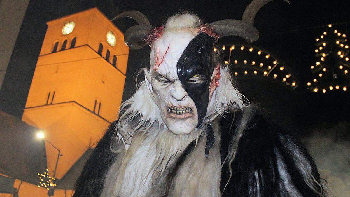 Am Freitag, dem 8. Dezember 2017, machen die Krampusse die Voitsberger Innenstadt unsicher