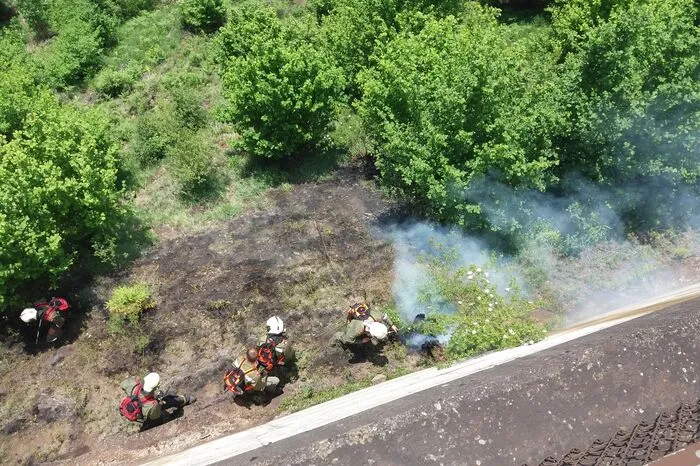 80 Feuerwehrmänner nahmen den schwierigen Kampf gegen die Flammen auf.