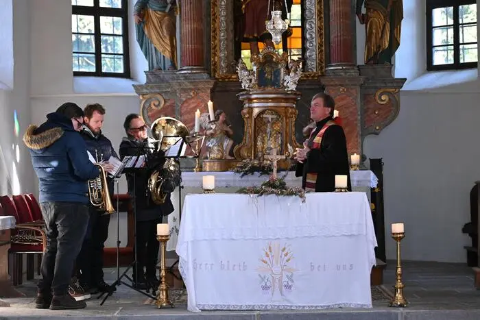 In der Filialkirche wurde mit Pfarrer Christian Stromberger die Andacht gefeiert. 