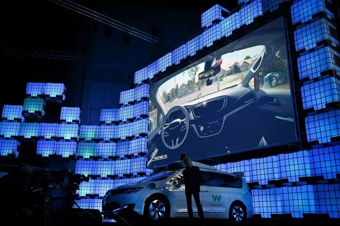 Zunächst sollen einige komplett autonome Fahrzeuge in der Stadt Phoenix im US-Bundesstaat Arizona unterwegs sein, kündigte Waymo-Chef John Krafcikan.