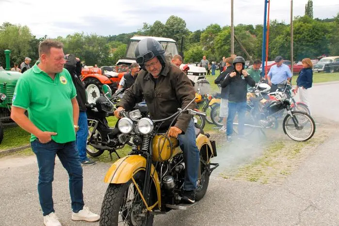 Liebhaber und Fans holten ihre Fahrzeuge aus den Garagen und präsentierten ihre hochglanzpolierten Schätze. Vom Traktor bis zum Rennwagen waren hier auch andere „exotische“ Fahrzeuge zu bestaunen. 