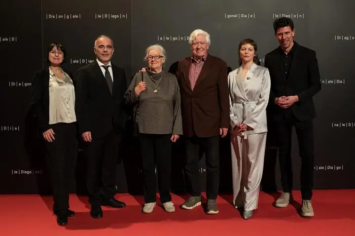Rosemarie und Erich Feistritzer (Mitte), flankiert von Dominik Kamalzadeh und Claudia Slanar und begleitet von Anneliese Horvath und Andreas Prückler (Steirer helfen Steirern)