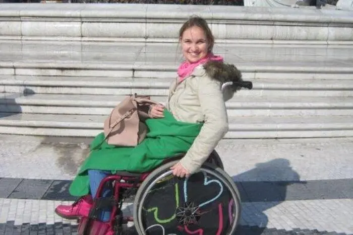 Bernadette de Roja. "Zum Einkaufen oder für Strecken über 150 Meter brauche ich den Rollstuhl", schildert die 20-Jährige.