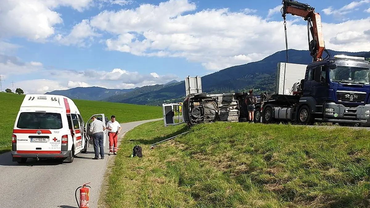 Durch die Wucht des Aufpralls kippte ein Auto um