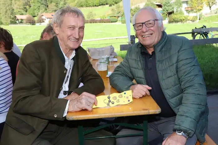 Gesehen wurden: Die ehemaligen gemeinsamen Musiker bei den „St. Ulricher Buam“ Valentin „VOLTE“ Stubinger, sen. und Günther De Zordo.