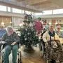 Gemeinsam mit den Bewohnerinnen schmückte Manuela Gigler den Christbaum