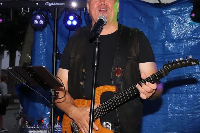 Werner Otti sorgte vor dem  Café BaBalu in der 10. Oktoberstraße für Stimmung!