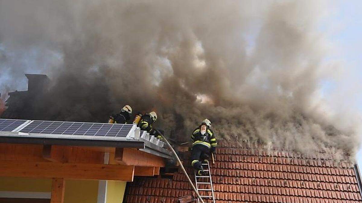 72 Einsatzkräfte von sieben Feuerwehren bekämpften den Dachstuhlbrand in Edelschrott (Symbolfoto)