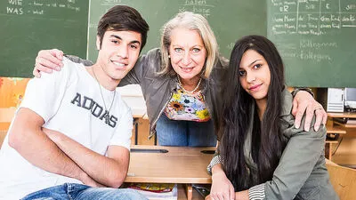 Die Integrationsbegleiterin Hertha Velik-Tomazevic mit zwei ihrer Schützlinge