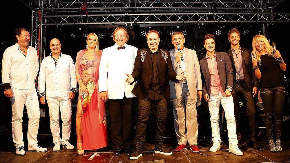 Organisator Peter Grieshofer (4. v. li.) mit den Stars der 8. Charity-Sommergala in Bad Radkersburg.