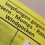 ++ THEMENBILD ++ Illustration zum Thema "Masern / Impfung / Masernimpfung". Ein Impfpass aufgenommen am Donnerstag, 15. Februar 2024, in Wien. Die steigenden Masernfälle in Österreich sind auf die sinkenden Durchimpfungsraten zurückzuführen. Wie aus einer Anfragebeantwortung durch den Gesundheitsminister zu entnehmen ist, sank die Zahl der abgerufenen Kombinationsimpfungen gegen Masern-Mumps-Röteln (MMR) seit 2020 - und somit seit Beginn der Corona-Pandemie - deutlich.
