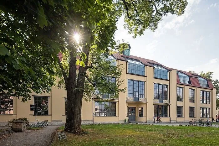 Ein weiterer Fixpunkt bei einem Besuch in der Kulturstadt sollte die Bauhaus-Uni darstellen, die sich heute auf technische Bereiche spezialisiert hat.