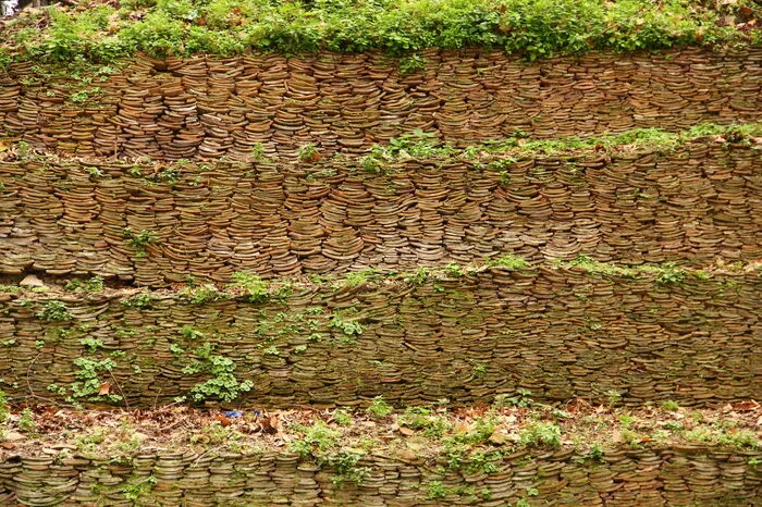 Und dann wäre da noch die idyllischste Müllhalde der Welt: Der Monte Testaccio ist ein Hügel, der vollständig aus Scherben antiker Amphoren besteht. 53 Millionen, schätzen Archäologen, sollen bis zum Ende des vierten Jahrhunderts dort ihre letzte Ruhe gefunden haben, die sie sich nur mit Gras und Bäumen teilen.